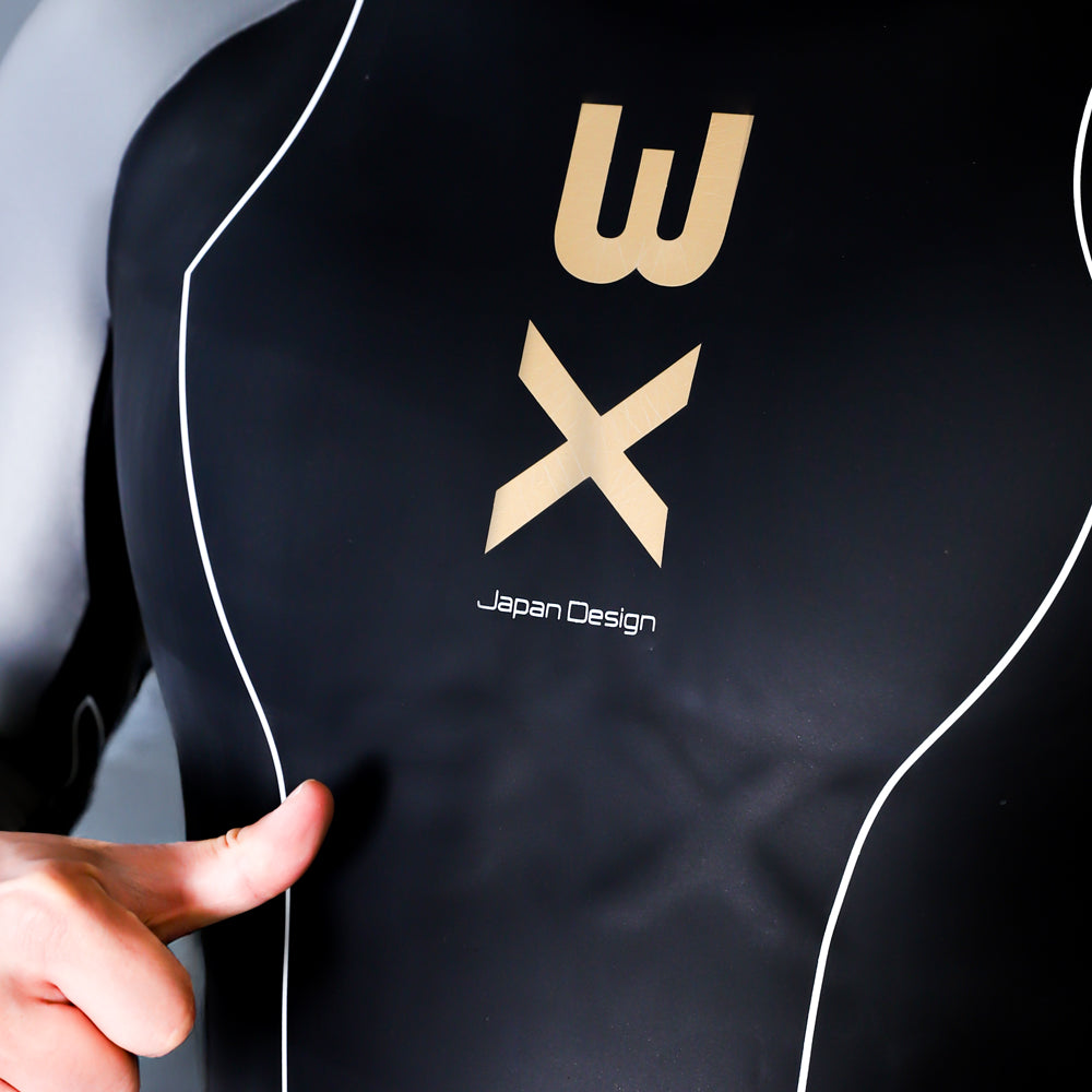 日本国内でデザイン・設計された3X-SPORTSウェットスーツのロゴ刻印。「Japan Design」の文字